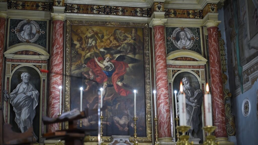 L'altare della Concattedrale con la raffigurazione di San Michele Arcangelo.